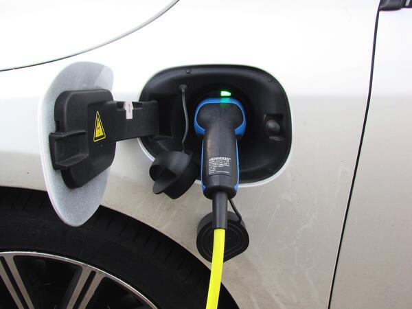 Bild vergr&ouml;&szlig;ern: �ber die Chancen und Grenzen der Elektromobilit�t referiert am 8. April Ute Urban im Rahmen des n�chsten Suniversum-Stammtisches.