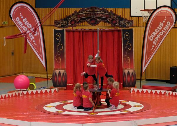 Bild vergr&ouml;&szlig;ern: Das Bild zeigt Kinder im Zirkus.