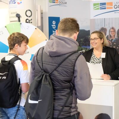Bild vergr&ouml;&szlig;ern: Das Bild zeigt Jugendliche an einem Messestand.