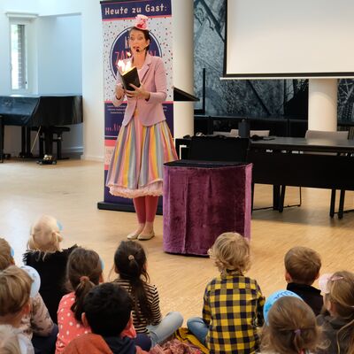 Bild vergr&ouml;&szlig;ern: Kinderzauberin Jella pr�sentiert am Vormittag insgesamt mehr als 200 Kindern aus dem Kreisgebiet ihre "Sauber-Zauber-Zahnshow".