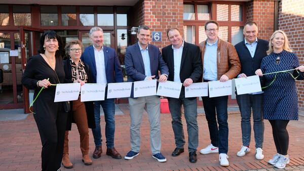 Bild vergr&ouml;&szlig;ern: Auch bei der ersten Ausgabe im Kreishaus er�ffnet Landrat Dr. Alexander Saipa (4. Von links) die Messe #Tsch�ssSchule traditionell mit dem Durchschneiden des Bandes. Ihm zur Seite stehen (von links): Jana Schumann (Koordinierungsstelle �bergang Schule - Beruf), Renate Lucksch (Vorsitzende des Ausschusses f�r Bildung, Kultur und Sport sowie des Kreistages), Erster Kreisrat Frank Dre�ler, Carsten Sievers (Gesch�ftsf�hrer Operativ, Agentur f�r Arbeit Braunschweig-Goslar), Michael Conzen (Leiter des Fachbereichs Bildung und Kultur), Christian Friedrich (Fachdienstleiter Schulorganisation) und Anne-Katrin G�bel (Koordinierungsstelle �bergang Schule - Beruf).