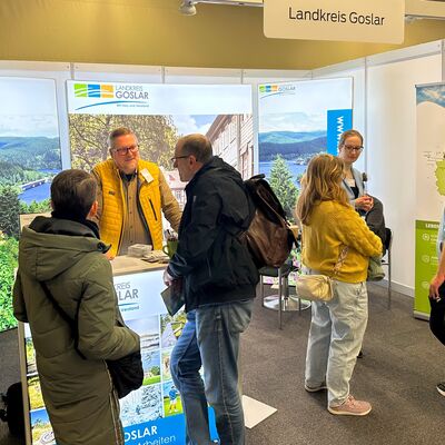 Bild vergr&ouml;&szlig;ern: Jens Goldmann (hinter dem Counter), Leiter des Servicebereichs beim Landkreis Goslar, warb bereits zum zweiten Mal auf der Auswanderermesse in Utrecht um Fachkr�fte f�r die Landkreisverwaltung.