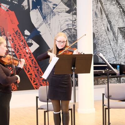 Bild vergr&ouml;&szlig;ern: Pia Giese, Marisol-La Jolie Reckewell und Paula Bednarek von der Goslarer Kreismusikschule sorgten mit ihren Geigen f�r die musikalische Note.