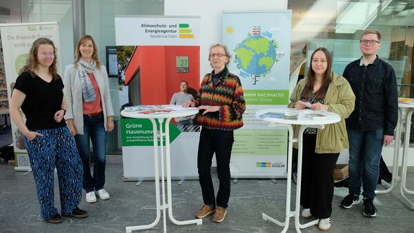 Bild vergr&ouml;&szlig;ern: Die "Gr�ne Hausnummer" wird von der Informationskampagne "Nachhaltig versorgt vor Ort - Energiewende zu Hause" begleitet. Marie Scholz (Klimaschutzmanagerin Bad Harzburg), Elisa Nestmann (Klimaschutzmanagerin Landkreis Goslar), Cornelia Grote-Bichoel (Energie- und Ressourcen Agentur Goslar e.V.), Anna Scherschmidt (Umweltschutzbeauftragte Stadt Goslar) und Frederick Banse (Klimaschutzmanager Braunlage) (von links) informieren beim Tag der Sonne �ber die Angebote der Reihe.