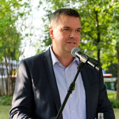 Bild vergr&ouml;&szlig;ern: Landrat Dr. Alexander Saipa bei seiner Rede.