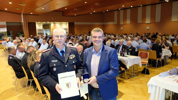 Bild vergr&ouml;&szlig;ern: Landrat Dr. Alexander Saipa verleiht dem scheidenden Kreisbrandmeister des Landkreises Goslar die Ehrenmedaille des Landkreises Goslar. Den Rahmen bildete die Delegiertenversammlung der Kreisfeuerwehr.