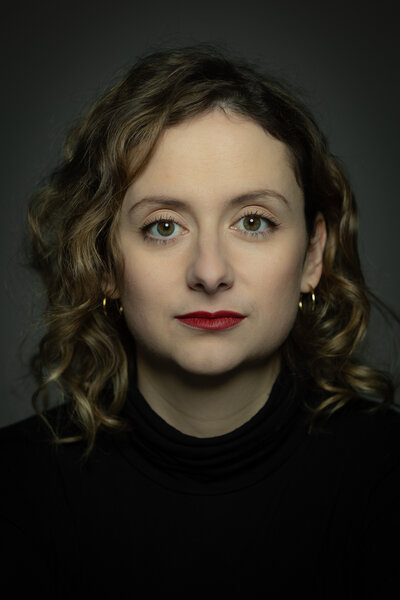 Bild vergr&ouml;&szlig;ern: Das Bild zeigt die Autorin Alexandra Zykonov.