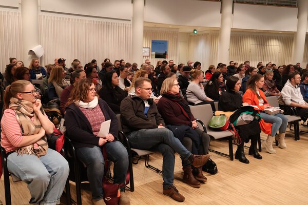 Bild vergr&ouml;&szlig;ern: Die Informationsveranstaltung der Kreisverwaltung zum �bergang von der Grundschule in die weiterf�hrende Schule sto�en stets auf reges Interesse.