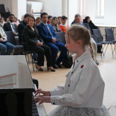 Bild vergr&ouml;&szlig;ern: Die musikalische Note der j�ngsten Einb�rgerungsfeier steuerte die 12-j�hrige Sch�lerin der Kreismusikschule Isabelle Markewitz bei.