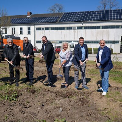 Bild vergr&ouml;&szlig;ern: Tatkr�ftig beim Spatenstich f�r den Neubau der Rettungswache Langelsheim (von links): Bauleiter Dirk Herrmann (Industriebau Wernigerode), Axel Surowy (Leitender Architekt), Matthias Niestroj (Leiter der Rettungswache Langelsheim), Langelsheims B�rgermeister Ingo Henze, Silke Mahn (Kreistagsabgeordnete und stell. Vorsitzende des Betriebsausschusses KWB), Landrat Dr. Alexander Saipa und KWB-Betriebsleiter Thomas Ebert.