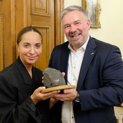 Bild vergr&ouml;&szlig;ern: Goslars Erster Kreisrat Frank Dre�ler �berreicht der Trebnitzer Landr�tin Malgorzata Matusiak das Gastgeschenk aus Goslar, einen Erzgestein aus dem UNESCO Weltkulturerbe Erzbergwerk Rammelsberg.