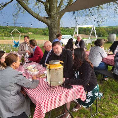 Bild vergr&ouml;&szlig;ern: Am ersten Abend tauschten sich die Landkreise bei einem guten Tropfen auf einem jungen Weingut im Landkreis Trebnitz aus.