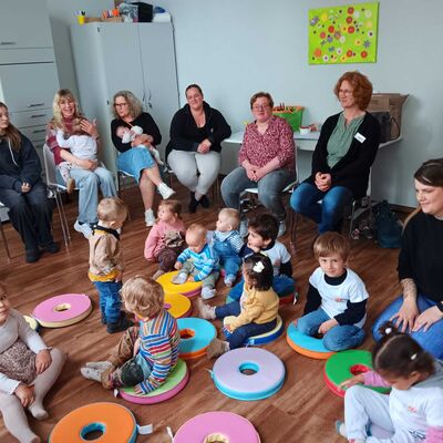 Bild vergr&ouml;&szlig;ern: 25 Kinder im Alter von zw�lf Wochen bis 3 Jahren waren f�r die Vorleseaktion in der Stadtb�cherei Seesen zu Gast.