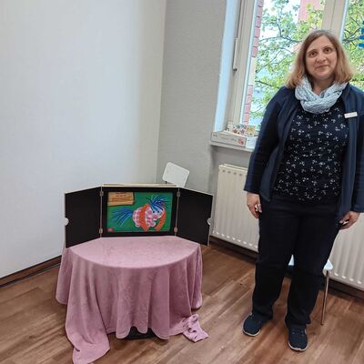 Bild vergr&ouml;&szlig;ern: Mithilfe des Kamishibai-Erz�hltheaters wurde die Geschichte �Das kleine Ich bin ich� gezeigt.