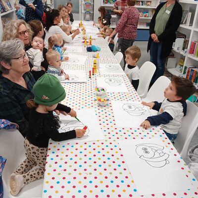 Bild vergr&ouml;&szlig;ern: Bei einer gemeinsamen Bastelaktion verarbeiteten die Kinder ihre pers�nlichen Eindr�cke aus dem Theaterst�ck.
