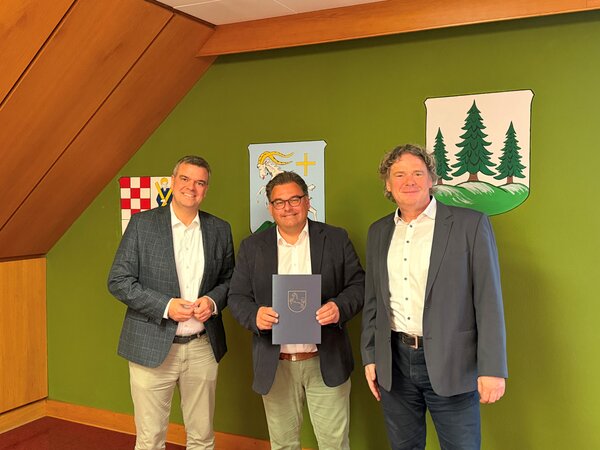 Bild vergr&ouml;&szlig;ern: Setzen auch f�r die kommenden drei Jahre auf eine enge Zusammenarbeit im Rahmen der �Kommunalen Entwicklungspartnerschaft� (KEP) (von links): Landrat Dr. Alexander Saipa, Braunlages B�rgermeister Wolfgang Langer und Dr. Oliver Fuchs vom Amt f�r regionale Landesentwicklung Braunschweig.