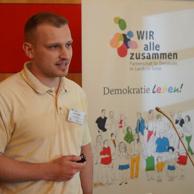 Bild vergr&ouml;&szlig;ern: Das Bild zeigt Tim Schneider, IT-Sicherheitskoordinator beim Landkreis Goslar, der einen Vortrag h�lt.