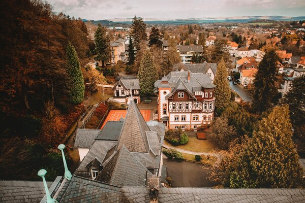 Bild vergr&ouml;&szlig;ern: Das Bild zeigt eine alte Villa.
