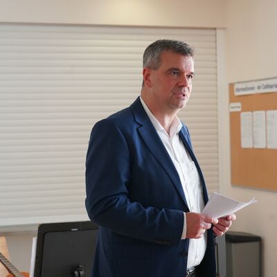 Bild vergr&ouml;&szlig;ern: Das Bild zeigt den Landrat Dr. Saipa bei einer Rede.