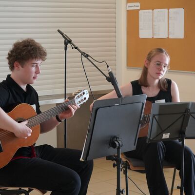 Bild vergr&ouml;&szlig;ern: Das Bild zeigt zwei junge Menschen, die Gitarre spielen.