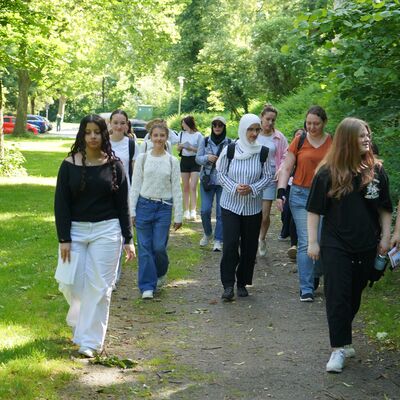 Bild vergr&ouml;&szlig;ern: Der Stadtrundgang f�hrt die Teilnehmerinnen und Teilnehmer an den fr�heren Wallanlagen vorbei.