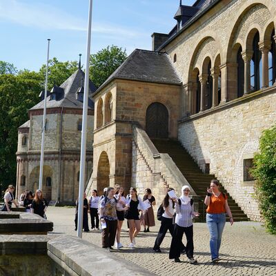 Bild vergr&ouml;&szlig;ern: Als bedeutsames Geb�ude der Goslarer Geschichte darf die Kaiserpfalz als eine der Sehensw�rdigkeiten nicht fehlen.