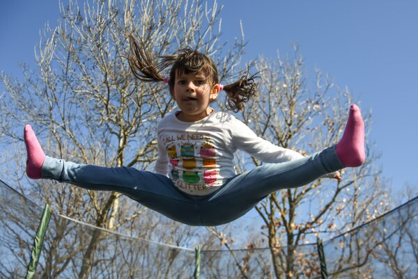 Bild vergr&ouml;&szlig;ern: Das Bild zeigt ein Kind, das auf einem Trampolin springt.