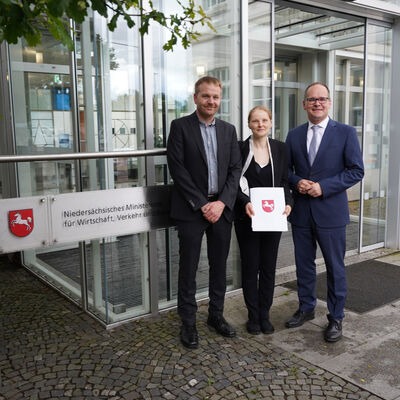 Bild vergr&ouml;&szlig;ern: Wirtschaftsminister Grant Hendrik Tonne (rechts) �berreicht in Hannover den F�rderbescheid an Birgit Allrich und Jan Tacke.
