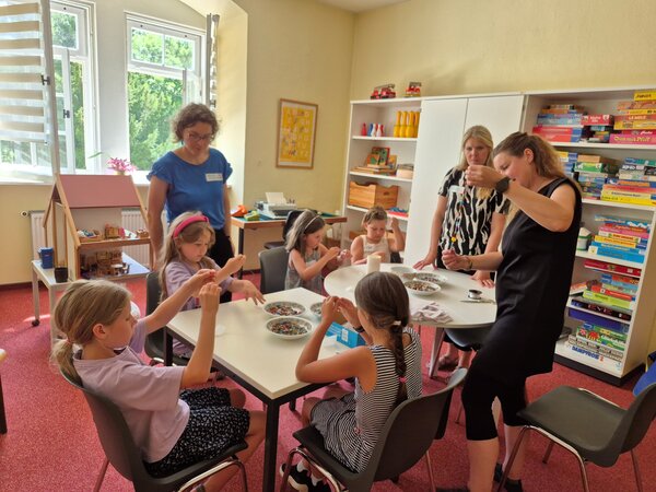 Bild vergr&ouml;&szlig;ern: Das Bild zeigt 5 Kinder. Sie basteln.