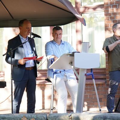 Bild vergr&ouml;&szlig;ern: Der Vorstandsvorsitzende der mitveranstaltenden Sparkasse Hildesheim Goslar Peine bei der Begr��ung der G�ste der Sommerbegegnung.