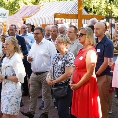 Bild vergr&ouml;&szlig;ern: Die Bundestagsabgeordneten Frau Heiligenstadt und Dunja Kreise wohnten der Veranstaltung ebenfalls bei.