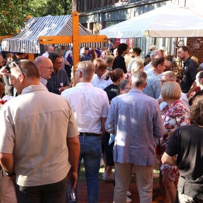 Bild vergr&ouml;&szlig;ern: Bestes Sommerwetter garantierte sch�ne Stunden auf dem Au�engel�nde des Kreishauses. Zahlreiche G�ste waren der Einladung des Landkreises und der Sparkasse Hildesheim Goslar Peine gefolgt.