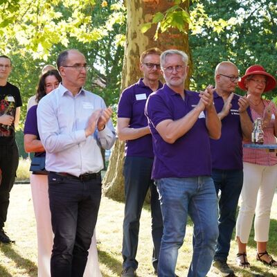 Bild vergr&ouml;&szlig;ern: Bestes Sommerwetter garantierte sch�ne Stunden auf dem Au�engel�nde des Kreishauses. Zahlreiche G�ste waren der Einladung des Landkreises und der Sparkasse Hildesheim Goslar Peine gefolgt.