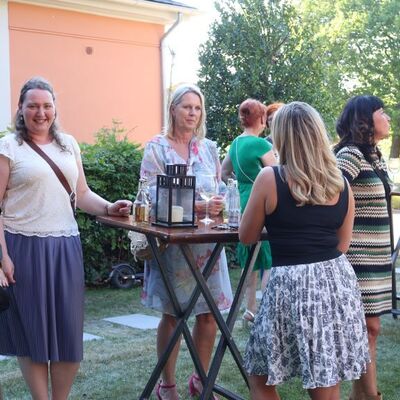 Bild vergr&ouml;&szlig;ern: Bestes Sommerwetter garantierte sch�ne Stunden auf dem Au�engel�nde des Kreishauses. Zahlreiche G�ste waren der Einladung des Landkreises und der Sparkasse Hildesheim Goslar Peine gefolgt.