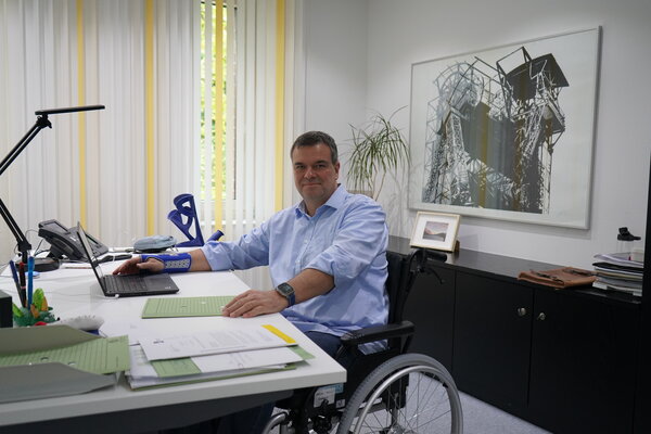Bild vergr&ouml;&szlig;ern: Seit Montag dieser Woche auch stundenweise wieder im B�ro anzutreffen: Landrat Dr. Alexander Saipa f�r wichtige interne R�cksprachen wieder im Kreishaus pr�sent. Auch externe Termine werden sukzessive wieder wahrgenommen.