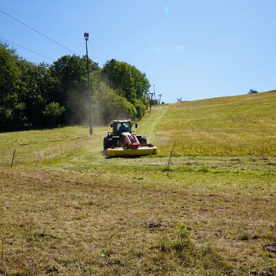 Bild vergr&ouml;&szlig;ern: Das Bild zeigt einen Trecker auf einer Wiese.