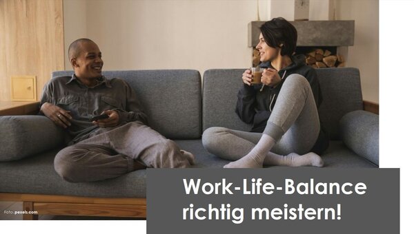 Bild vergr&ouml;&szlig;ern: Das Bild zeigt einen Mann und eine Frau auf einem Sofa.