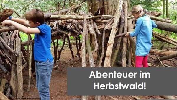 Bild vergr&ouml;&szlig;ern: Das Bild zeigt 2 Kinder, die im Wald spielen.