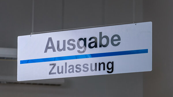 Bild vergr&ouml;&szlig;ern: Das Bild zeigt ein Aufh�nger mit der Beschriftung Ausgabe Zulassung.
