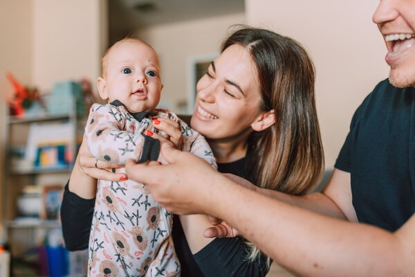Bild vergr&ouml;&szlig;ern: Das Bild zeigt ein Elternpaar mit einem Baby.