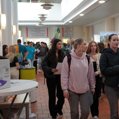 Bild vergr&ouml;&szlig;ern: Das Bild zeigt viele Jugendliche auf einer Messe.