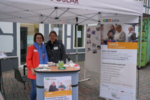 Bild vergr&ouml;&szlig;ern: Milica Pohler (links) und Stefanie Biermann (rechts) an einem Informationsstand in der Innenstadt von Goslar am Tag der offenen T&uuml;r am 26.09.2025.