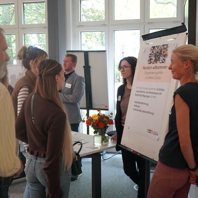 Bild vergr&ouml;&szlig;ern: An verschiedenen Infost�nden k�nnen die Besucherinnen und Besucher Einblicke in die Inklusionsarbeit im Landkreis Goslar erhalten.