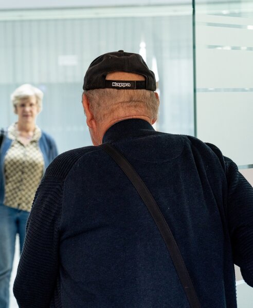 Bild vergr&ouml;&szlig;ern: Ehrenamtliche Seniorenbegleiterinnen und Seniorenbegleiter leisten �lteren Menschen Gesellschaft im Alltag, ihren Einsatz koordinieren die Senioren- und Pflegest�tzpunkte.