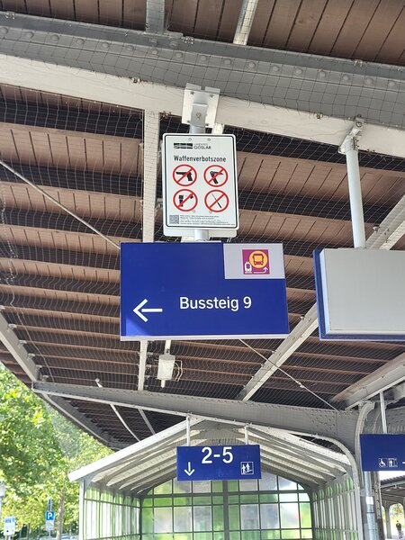 Bild vergr&ouml;&szlig;ern: Im Fr�hjahr 2025 wurde die Waffenverbotszone im Umfeld des Goslarer Bahnhofes eingerichtet, zun�chst f�r die Dauer von einem Jahr. Der Ausschuss f�r Ordnung, Rettungswesen, Gesundheit und Verkehr hat nur die Entfristung empfohlen. Der Kreistag entscheidet in seiner Sitzung am 5. Oktober 2026.