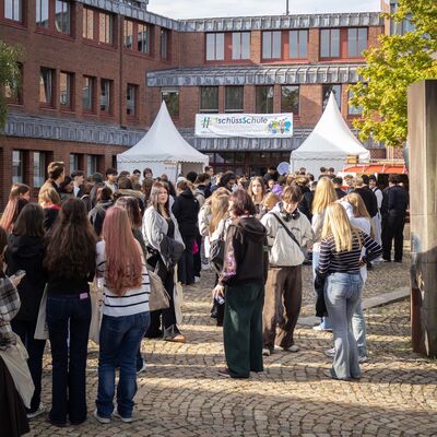 Bild vergr&ouml;&szlig;ern: Bei der Messe in Kreishaus treffen mehr als 2.000 Besucherinnen und Besucher auf zahlreiche regionale Aussteller, um mehr �ber ihre angebotenen Zukunftsperspektiven zu erfahren.