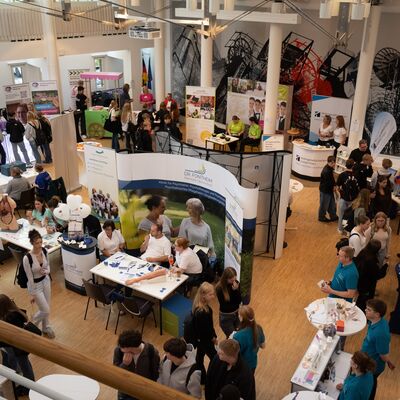 Bild vergr&ouml;&szlig;ern: Bei der Messe in Kreishaus treffen mehr als 2.000 Besucherinnen und Besucher auf zahlreiche regionale Aussteller, um mehr �ber ihre angebotenen Zukunftsperspektiven zu erfahren.