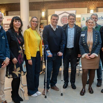 Bild vergr&ouml;&szlig;ern: Machen sich gemeinsam ein Bild von der Messe (von links): Oliver Witzorky (Schulleiter BBS 1 Am Stadtgarten), Jana Schumann (Koordinierungsstelle �bergang Schule - Beruf des Landkreises Goslar), Manuela B�umler (BBS Bad Harzburg, stellvertretend f�r Schulleiter Jens B�sing), Landrat Dr. Alexander Saipa, Otto Markus Brinckmann (Schulleiter BBS Goslar-Ba�geige/Seesen),  Anne-Katrin G�bel (Koordinierungsstelle �bergang Schule - Beruf des Landkreises Goslar) und Susanne Kohlert-Schildt (Bereichsleiterin Agentur f�r Arbeit Braunschweig-Goslar).