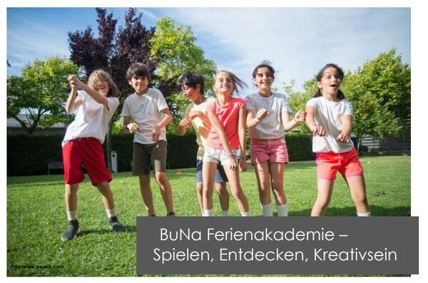 Bild vergr&ouml;&szlig;ern: Das Bild zeigt sechs fr&ouml;hliche Kinder auf einem Rasen.