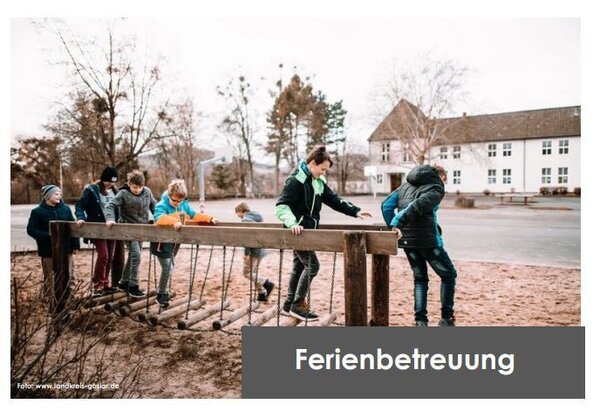 Bild vergr&ouml;&szlig;ern: Das Bild zeigt Kinder und Jugendliche auf einer Holzh&auml;ngebr&uuml;cke balancieren.